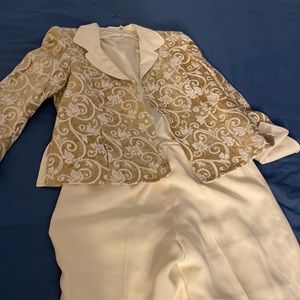 Wide leg pant with hidden side zipper and lining. The jacket  has pockets.